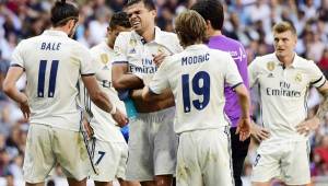 Pepe se lamenta tras fracturarse las costillas en el clásico madrileño y estaría de baja lo que resta de la temporada. Foto AFP
