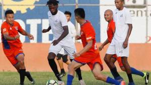 Osman Elis maneja en balón en el amistoso ante Lone FC.