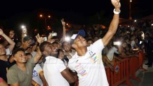 Los jugadores de la Selección de Honduras, Carlo Costly y Maynor Figueroa se hacen una selfie con los aficionados en Choloma, Cortés. Fotos Delmer Martínez