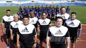 Árbitros de la Liga Nacional de Honduras posando para el lente de DIEZ en uno de sus trabajos durante un control de rendimiento físico y técnico en San Pedro Sula. Foto: archivo.