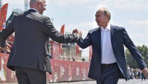 El presidente de Rusia, Vladimir Putin, junto al máximo mandatario de la FIFA, Gianni Infantino durante el Mundial de Rusia. Foto AFP