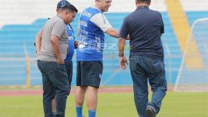 El entrenador Fabián Coito cuando dialogaba ayer con los administradores del estadio Olímpico de San Pedro Sula. Fotos Melvin Cubas