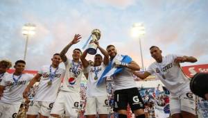 Alianza celebra su Copa 14 en el fútbol de El Salvador; jugaron la séptima final consecutiva, perdieron cuatro y ganaron tres.