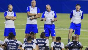 El entrenador de la Selección de Honduras, Fabián Coito, charlando con los futbolistas catrachos mientras sus ayudantes escuchan lo que dice.
