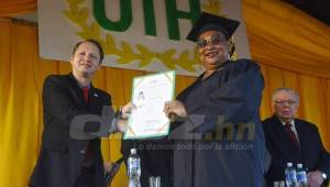 Doña Orfilia de Palacios cuando recibía el título de Licenciada en Derecho. Es la madre de los futbolistas, Milton, Jerry, Wilson y Jhonny Palacios. Foto DIEZ