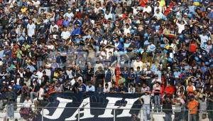 Los aficionados azules llegaron en gran masa al estadio Nacional de Tegucigalpa.