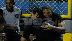 El portero de Los Ángeles FC, Luis 'Buba' López se saluda con uno de los utileros del Real España presentes en el estadio Morazán. Foto Neptalí Romero