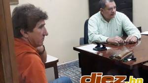 Momentos cuando el entrenador del Marathón, Héctor Vargas, platicaba con los abogados de la Comisión de Disciplina donde aclaró lo sucedido con Saíd.