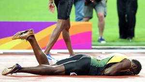 Usain Bolt tirado en la cancha del estadio Olímpico de Londres después de lesionarse en el cierre de los 4x100 metros. Foto AFP