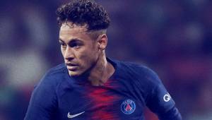 Neymar presume de la nueva camisa del PSG y apaga los rumores sobre su fichaje por el Madrid.