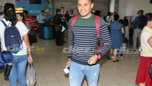 El delantero hondureño Roger Rojas cuando salió esta tarde de Tegucigalpa para unirse a la Liga Deportiva Alajuelense de Costa Rica. Foto Ronal Aceituno