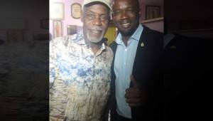 Osman Chávez junto al actor estadounidense Danny Glover. Foto @OsmanChávez