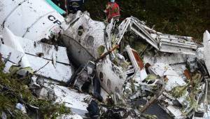 Daily Mail revela que el avión del Chapecoense salió con veinte minutos de retraso porque la tripulación estuvo buscando el videojuego olvidado por uno de los futbolistas. Foto AFP