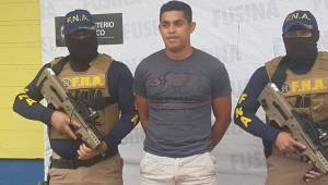 Momentos cuando la Fuerza Nacional Antiextorsión de Honduras presentaban ante los medios de comunicación al árbitro de Liga Nacional, Gerson Almendares.