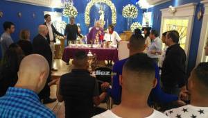Los jugadores del Motagua llevaron la copa 16 a una misa realizada en la capilla Sociedad Amigos de los Niños. Foto Ronald Aceituno