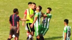 El portero del Estrella Roja, Aldo Posas y el delantero del Yoro FC, Marlon Mancía, se calentaron durante el partido de ida jugado en Danlí. Foto cortesía