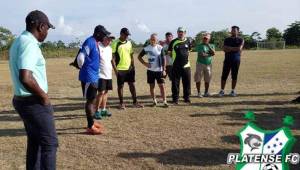 Anthony Torres en la charla previa al entrenamiento junto a su cuerpo técnico.Foto: Platense FC.