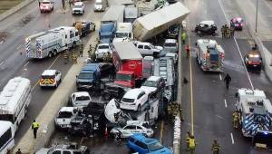 Autoridades confirmaron la muerte de al menos ocho personas esta mañana luego de un accidente en cadena que involucró a más de 70 vehículos en la autopista I-35, al norte de Fort Worth, Texas.