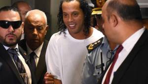 Ronaldinho la pasa mal en Paraguay luego de haber sido detenido en Paraguay.