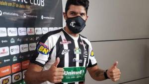 Sabatián 'Loco' Abreu todavía se resiste a colgar los botines y regresaría al fútbol uruguayo.