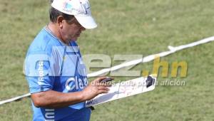 El entrenador de la Selección de Honduras, Jorge Luis Pinto, con su pizarra en mano elabora el 11 con el que saldrá jugando ante Costa Rica. Foto Juan Salgado