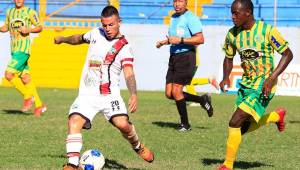 Jorge Cardona, volante del Atlético Santa Cruz, jugó un buen partido frente a Parrillas One en San Pedro Sula. Fotos DIEZ