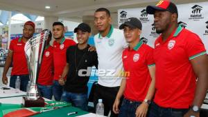 Los jugadores del Marathón posaron con la copa de Supercampeones de Honduras.
