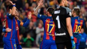 Los jugadores del Barcelona celebrando la tercera anotación.
