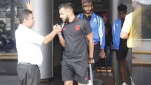 Los jugadores del Olimpia, Jorge Álvarez, Jonathan Maidana y Maylor Núñez cuando llegaban a Tegucigalpa tras quedar eliminados de la Liga Concacaf. Foto R. Aceituno