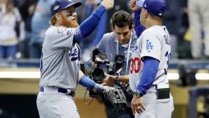 Los jugadores de los Dodgers de Los Ángeles celebran el triunfo sobre los Cerveceros que pone la serie empatada a uno por bando. Fotos AFP