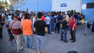 Gran cantidad de aficionados han llegado desde temprano al estadio Nacional.