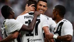Cristiano Ronaldo felicitó a Mandzukic por su segundo tanto.