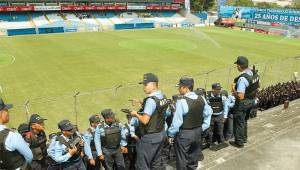 El estadio Morazán luce espectacular para albergar este choque liguero y la Policía Nacional ya está presente para asegurar el bienestar de los aficionados.