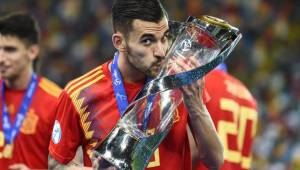 Dani Ceballos besando el título de campeón de la Eurocopa Sub-21 que conquistó con España.