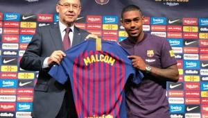 Malcom durante la presentación como nuevo jugador del Barcelona junto al presidente Bartomeu.