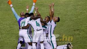 Los jugadores del Platense celebran la obtención del titulo de Copa Presidente.