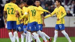 Neymar celebrando con sus compañeros tras su anotación.