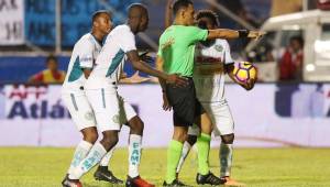 El árbitro Nelson Salgado estuvo de central en el partido entre Motagua y Juticalpa donde el asistente Walter López se equivocó en una acción. Foto DIEZ