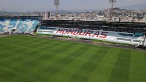 Así actualmente la cancha del estadio Nacional de Tegucigalpa con su nuevo césped.