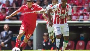 Brayan Beckeles jugó los 90 minutos en el empate del Necaxa ante Toluca.