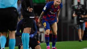 Lionel Messi al momento de sentir sus problemas físicos. Malas noticias en el Barcelona. FOTO: AFP.