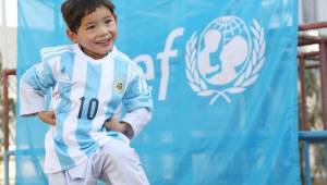 Murtaza, el niño afgano al que Messi apadrinó luego de conocerse la historia con la bolsa, ahora se encuentra huyendo al ser víctima de la guerra en su país.