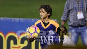 Momentos cuando el hijo de Diego Vázquez la hacía de recoge pelotas en el estadio Nacional. Foto Ronal Aceituno