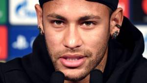Neymar se siente feliz en el París y no piensa abandonar el equipo parisino, asegura.