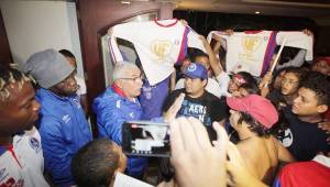 Los aficionados del Olimpia presentes en el hotel. Los jugadores y el entrenador Manuel Keosseián salieron a recibirlos. Fotos Ronal Aceituno