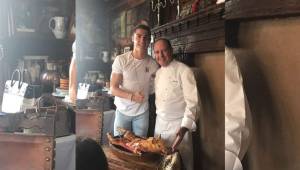 Cristiano Ronaldo hasta posó con el chef y el cerdo que fue su alimento en el restaurante de Segovia.