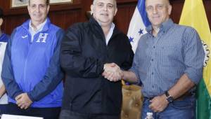 El entrenador de la Selección de Nacional de Honduras, Fabián Coito, saludando al Alcalde de San Pedro Sula, Armando Calidonio. Foto Neptalí Romero