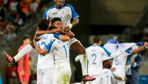 Los futbolistas de la Selección de Honduras celebrando el triunfo ante Corea del Sur en los Juegos Olímpicos de Tokio 2021 que les dio el pase a semifinales. Foto archivo