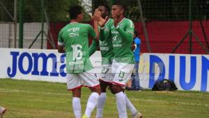 Carlo Costly celebra con sus compañeros uno de los goles en el Yankel.