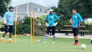 Harold Fonseca (derecha) trabajando junto a Donis Escober y el preparador de porteros de la Selección de Honduras, José 'El Chino' Barahona. Foto cortesía